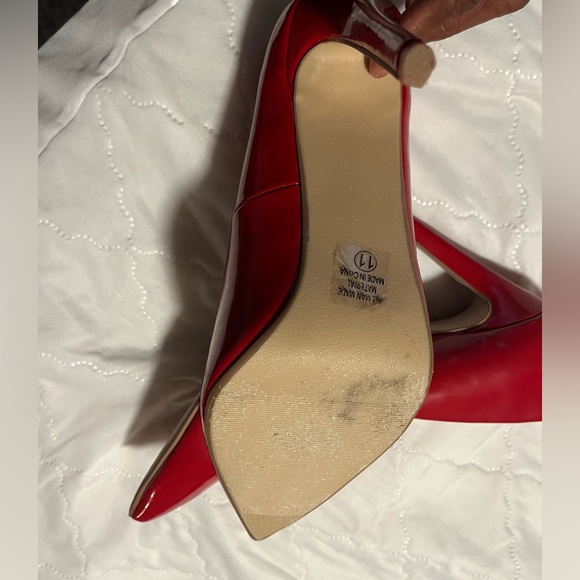 Red pumps - Picture 2 of 3